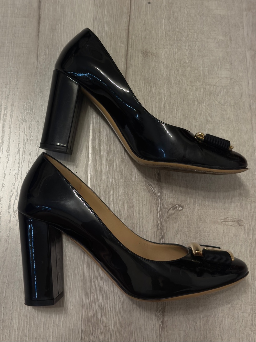 Salvatore Ferragamo Black Patent Vara Bow Block Heel Pumps - Picture 3 of 9